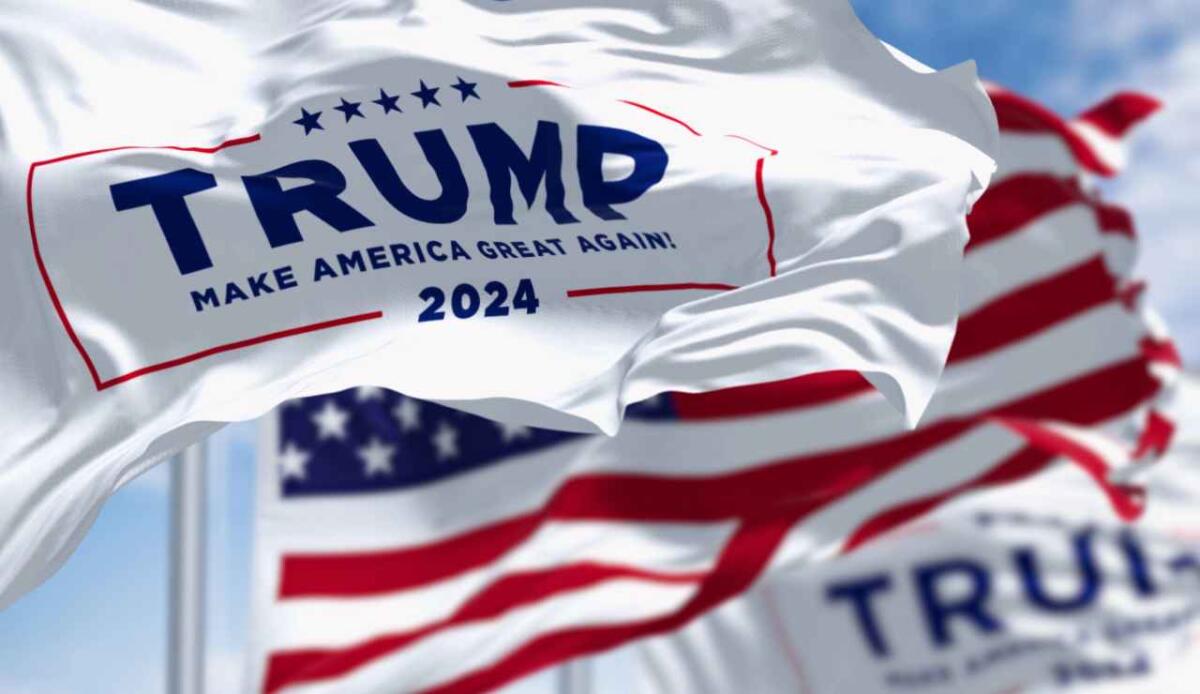 Vittoria di Donald Trump alle elezioni: vola il valore del dollaro - Bandiere USA Trump (Depositphotos FOTO) - www.financecue.it