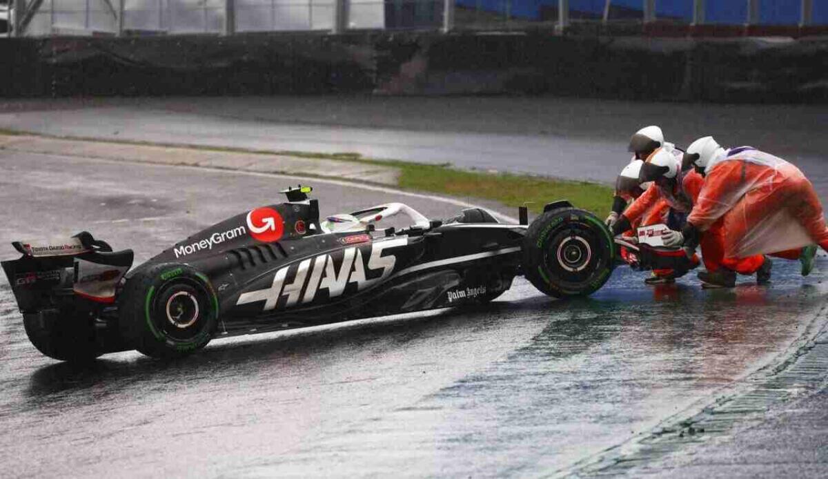 Formula 1: sventola la bandiera nera dopo 17 anni - I marshall mentre aiutano Hulkenberg (f1-news FOTO) - www.vehiclecue.it