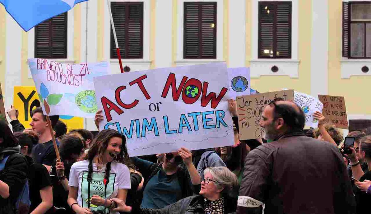 Adattamento ai cambiamenti climatici: l’Europa non sta al passo con l’ambizione - Corteo contro i cambiamenti climatici (Pixabay FOTO) - www.energycue.it