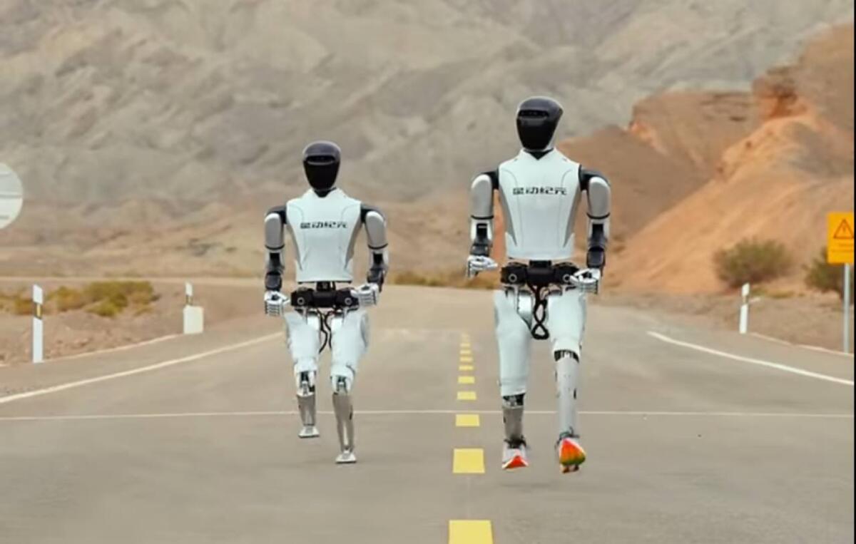 Il nuovo robot umanoide cinese è velocissimo - Due robot STAR1 (Robot Era foto)  - www.systemcue.it