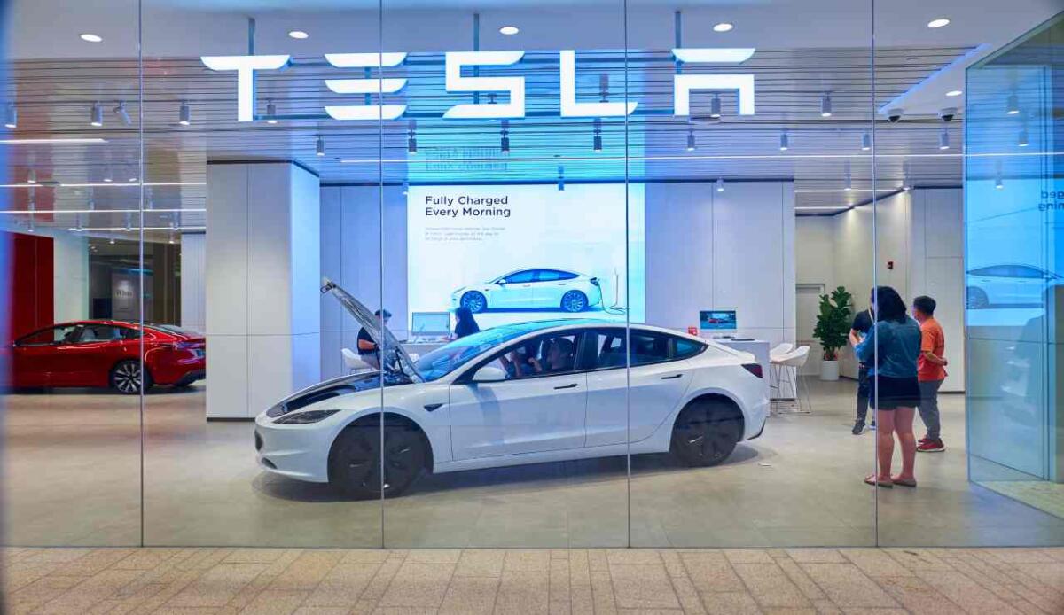 Elon Musk, una corsa da record grazie alla sua Tesla - Tesla (Depositphotos FOTO) - www.financecue.it