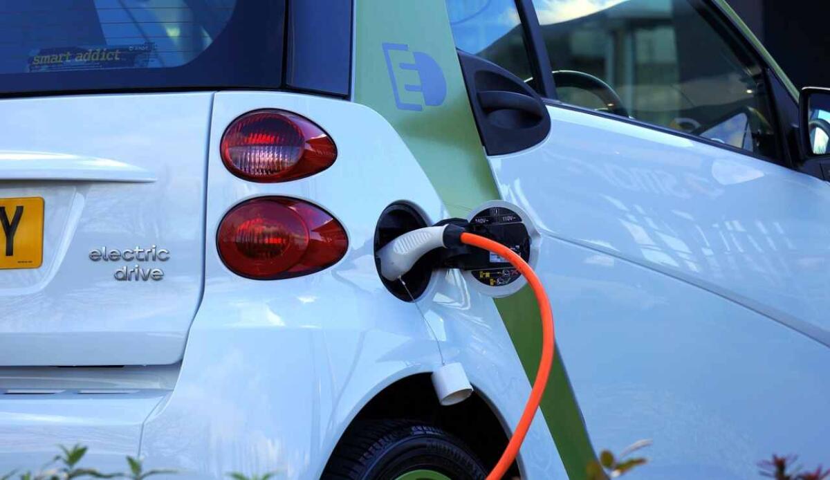 Le batterie delle auto potrebbero costare la metà nel 2026 - Auto elettrica (Pixabay FOTO) - www.vehiclecue.it