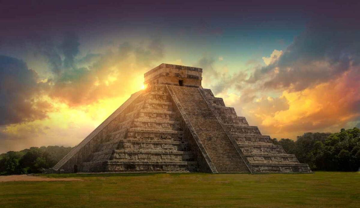Gli archeologi "spaziali" stanno trovando molte più rovine Maya rispetto al passato - Piramide Maya al tramonto (Depositphotos FOTO) - www.aerospacecue.it