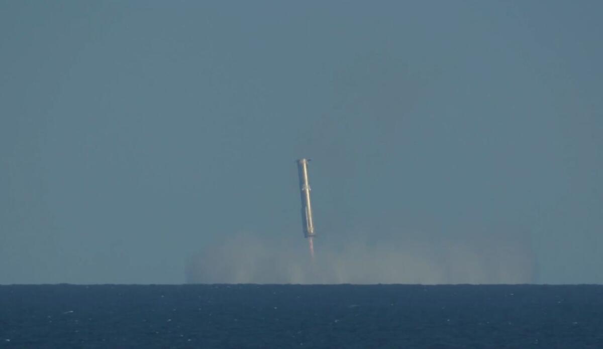 Com'è andato il sesto test di volo di Starship-Super Heavy? - Il razzo Super Heavy poco prima dell'ammaraggio (SpaceX FOTO) - www.aerospacecue.it