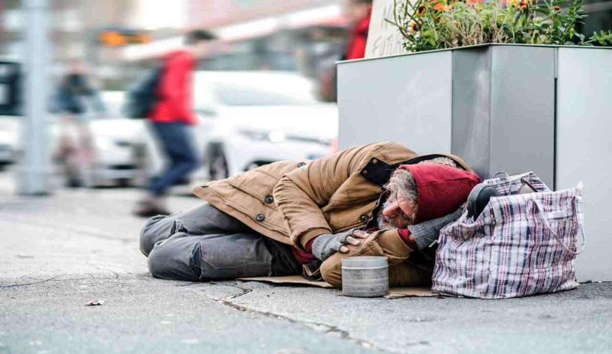 Assistenza sanitaria per i senza fissa dimora, una battaglia lunga 15 anni che forse è giunta al termine - Mendicante (Depositphotos FOTO) - www.biomedicalcue.it