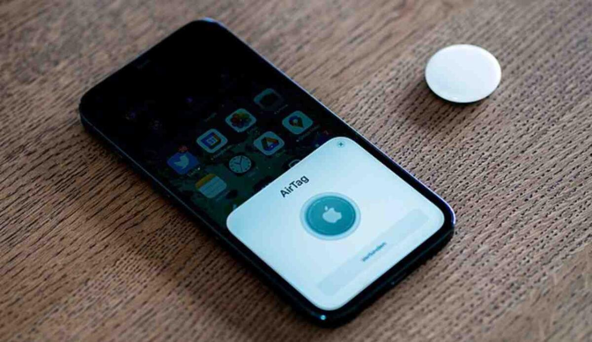Apple e compagnie aeree insieme per il tracciamento dei babagli - Dispositivo AirTag e app collegata (Wikimedia, Creative Commons Attribution-Share Alike 4.0 FOTO) - www.systemscue.it
