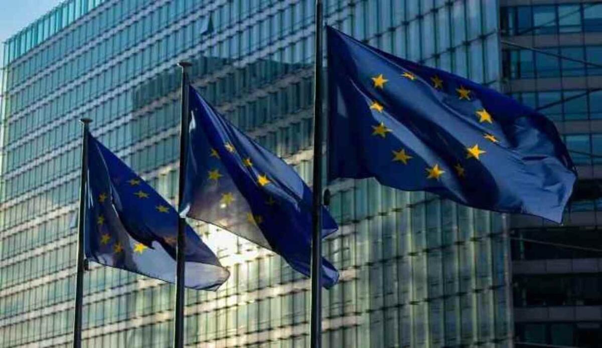 Le previsione della Commissione Europea sulla crescita economica italiana - Bandiere dell'Unione Europea (Pexels Foto) - www.financecue.it