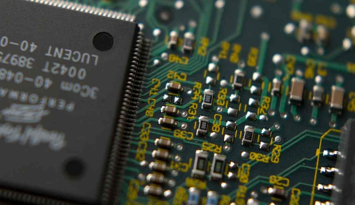 Quintauris, la start-up europea che accomuna 5 grandi colossi per la promozione della tecnologia RISC-V - Microchip scheda madre nella produzione di semiconduttore (Pixabay FOTO) - www.systemscue.it