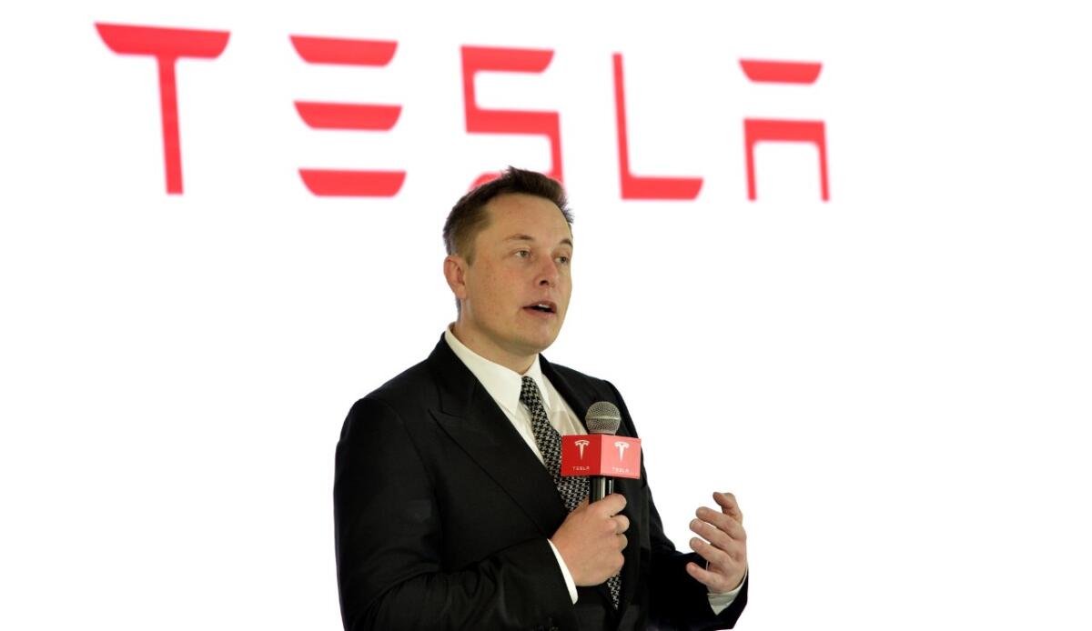 Tesla vola in borsa: Elon Musk inizia a vedere i benefici dell'appoggio dato a Donald Trump - Elon Musk (Depositphotos FOTO) - www.vehiclecue.it