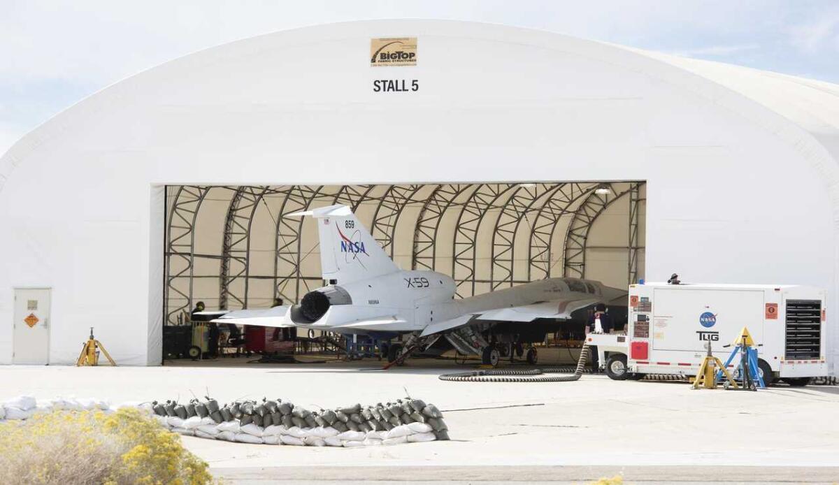 L'X-59 ha acceso per la prima volta i motori: l'aereo supersonico silenzioso della NASA - X59 nell'hangar (NASA Foto) - www.aerospacecue.it