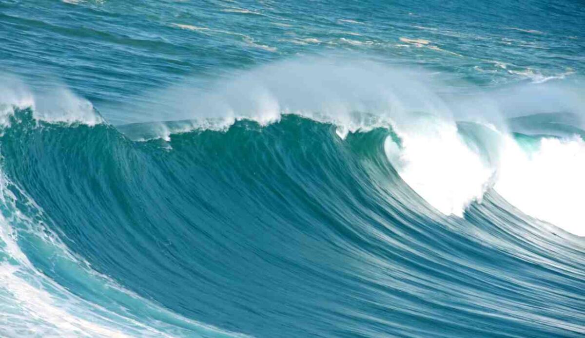 L'Oceano Atlantico è ormai il più salato del pianeta - Onde dell'Oceano Atlantico (Depositphotos FOTO) - www.marinecue.it