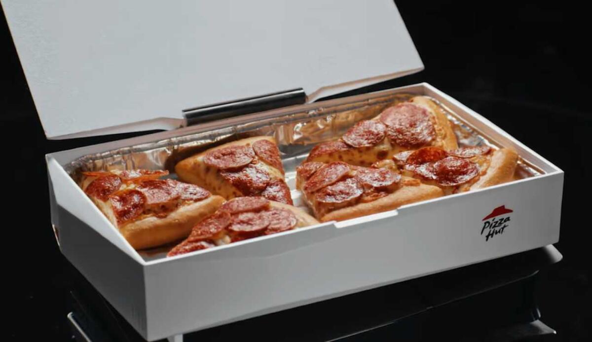 Ora puoi scaldare la pizza sulla tua PlayStation 5 - Scaldapizze firmato Pizza Hut (Pizza Hut YouTube FOTO) - www.systemscue.it