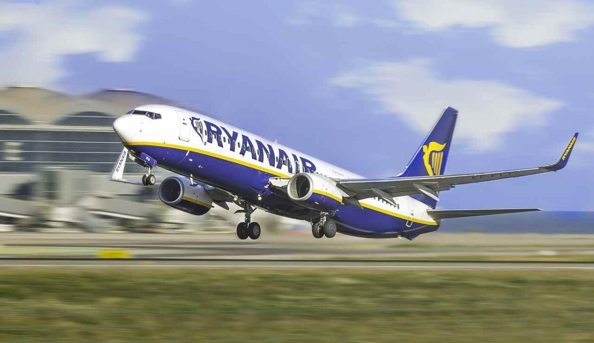 Ryanair rimborserà i costi extra che hanno dovuto sostenere i passeggeri durante il check-in - Aereo Ryanair (Pixabay FOTO) - www.financecue.it