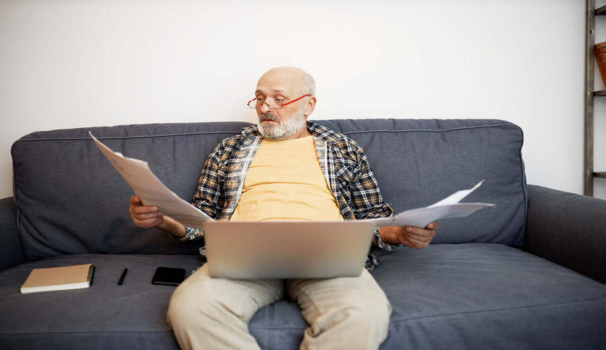 Irpef 2025: ecco cosa c'è da sapere - Uomo anziano che guarda le cartelle esattoriali(Freerange Stock Foto) - www.managementcue.it