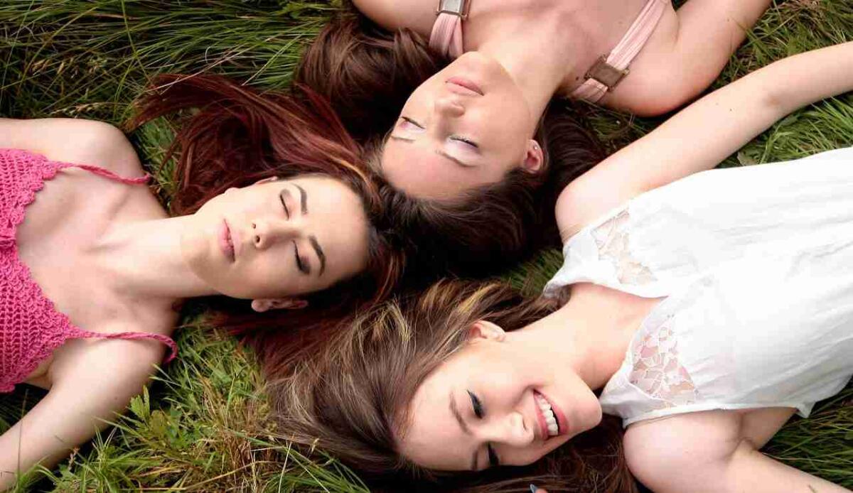 Orgasmo femminile, ecco una nuova ipotesi che rilancia il ruolo del clitoride nell'evoluzione umana - Donne distese su un prato (Pixabay FOTO)- www.biomedicalcue.it