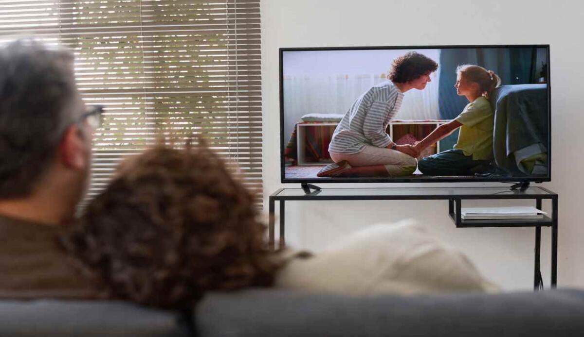 Guardare un film attiva 24 circuiti cerebrali: ecco come il nostro cervello lavora durante la visione - Guardare la TV (Depositphotos FOTO)- www.biomedicalcue.it