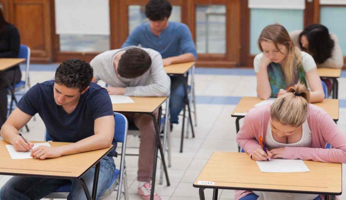 Soffitti alti o bassi? Ecco come l'ambiente influisce sulle prestazioni degli studenti durante gli esami - Ragazzi sotto esame (Depositphotos FOTO) - www.sciencecue.it
