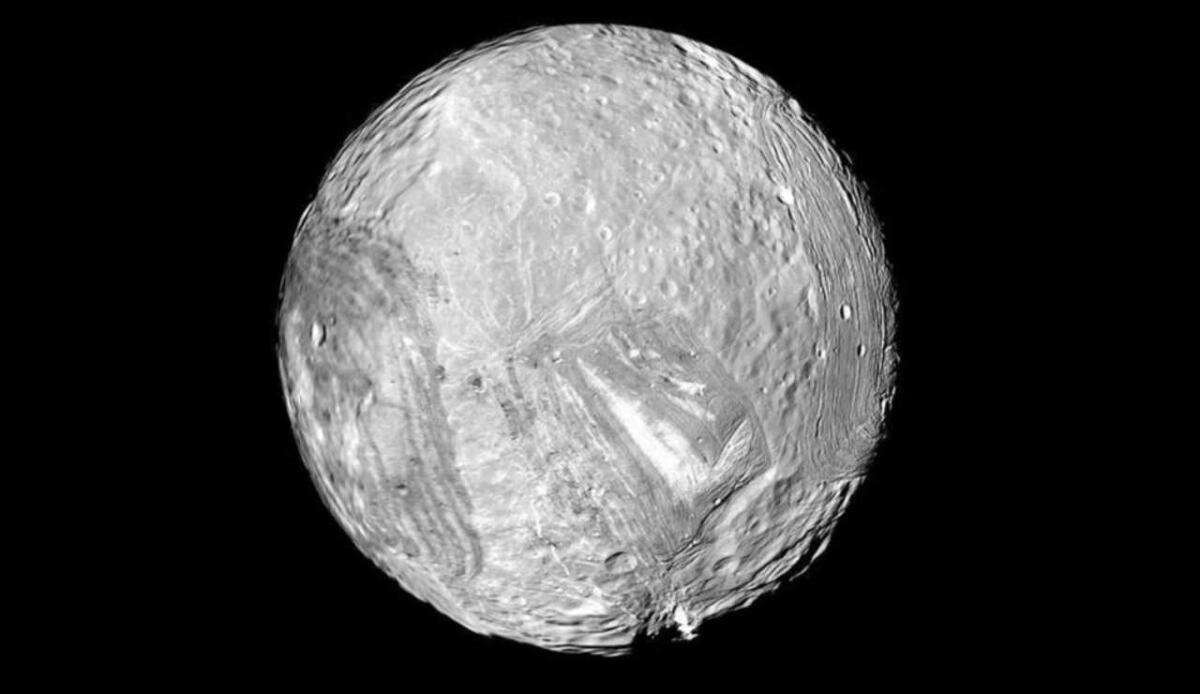 Una delle più piccole lune di Urano ha un oceano sotterraneo - Miranda (NasaJet Propulsion Laboratory-Caltech FOTO) - www.marinecue.it