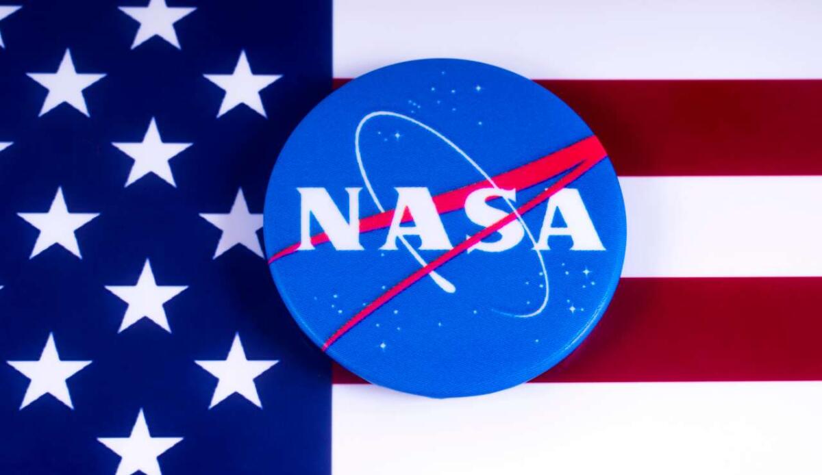Secondo mandato di Trump: quali le conseguenze per l'esplorazione spaziale statunitense? - Nasa e bandiera Stati Uniti (Depositphotos FOTO) - www.aerospacecue.it