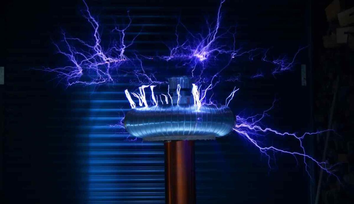 Convertire il calore in eccesso in energia elettrica: la ricerca dell'Università di Pisa - Energia elettrica (Pexels Foto) - www.systemcue.it