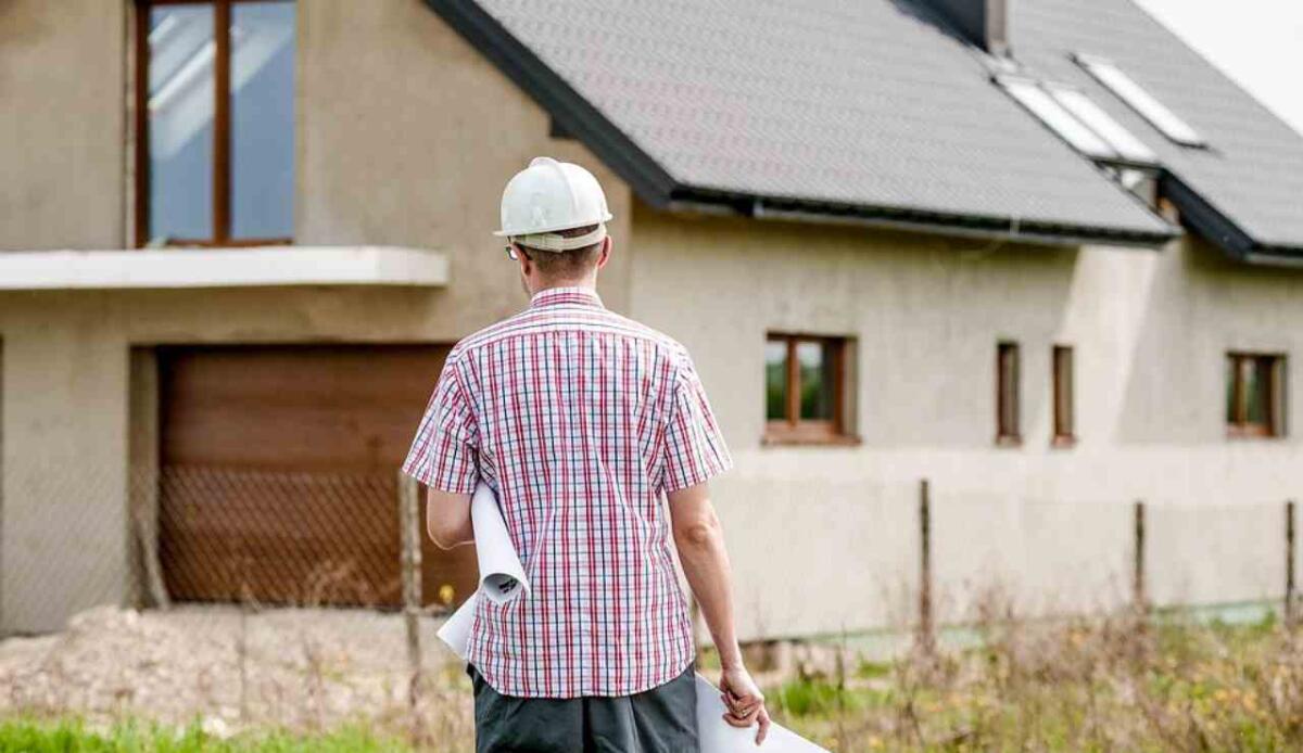 Come diventare architetto in Italia? - Un architetto e una casa in costruzione (Pixabay FOTO) - www.buildingcue.it
