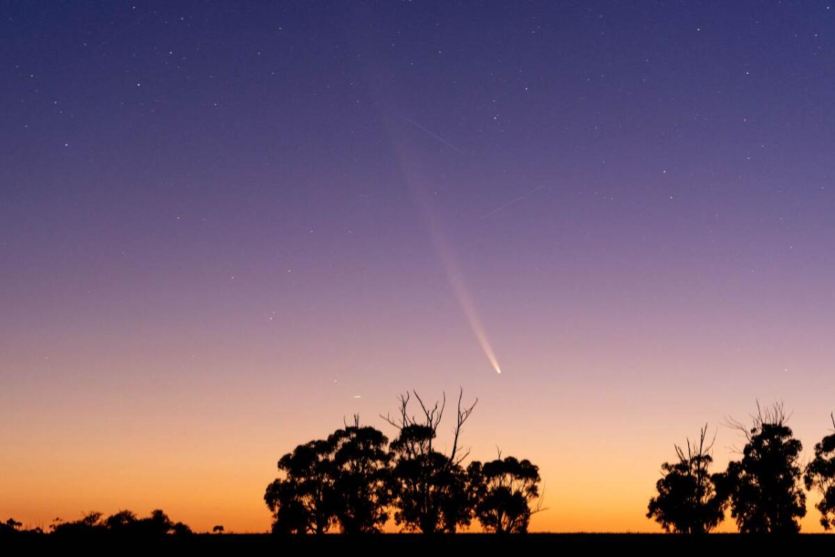 La cometa Tsuchinshan-Atlas sulle Dolomiti è la foto del giorno 6 novembre per la NASA - 