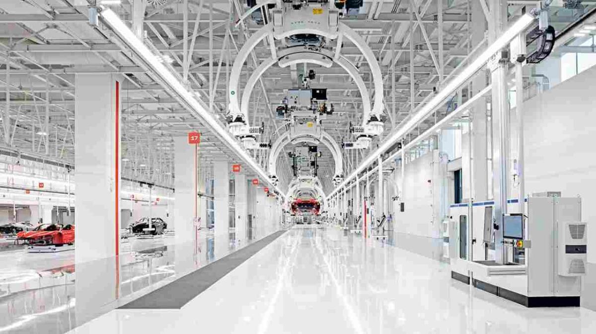 Ferrari: le auto sportive del futuro verranno costruire all'e-building di Maranello - La nuova linea di produzione di Ferrari (Ferrari.com FOTO) - www.vehiclecue.it