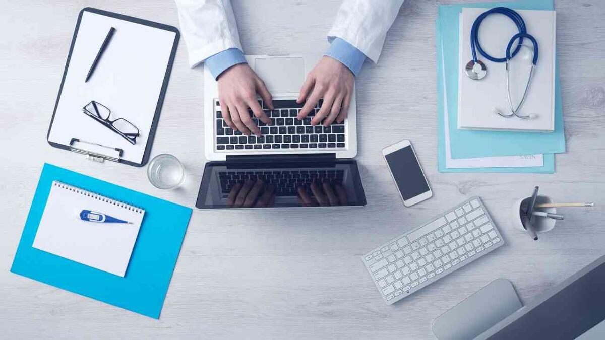 Ecco le cure che dal 2025 saranno gratuite e a carico dell'SSN - Medico al computer (Pixabay foto)  - www.biomedicalcue.it