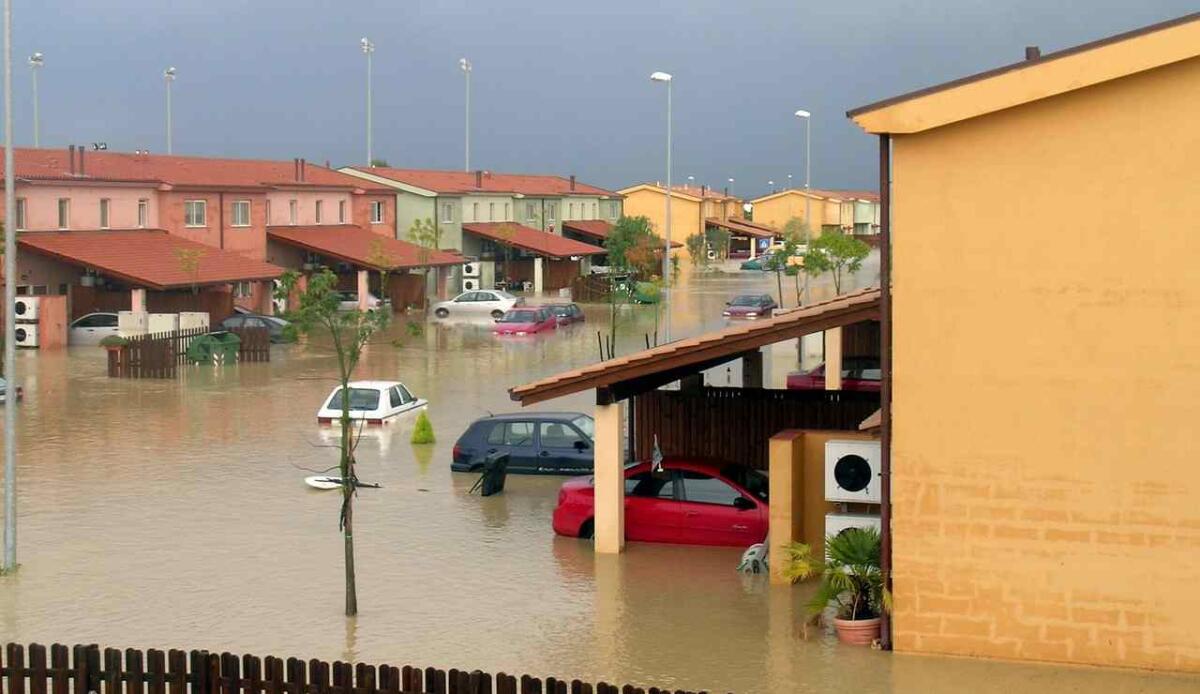 La Camera dei Deputati ha approvato un disegno di legge per la ricostruzione post-calamità - Alluvione in Sicilia (Pixabay FOTO) - www.buildingcue.it
