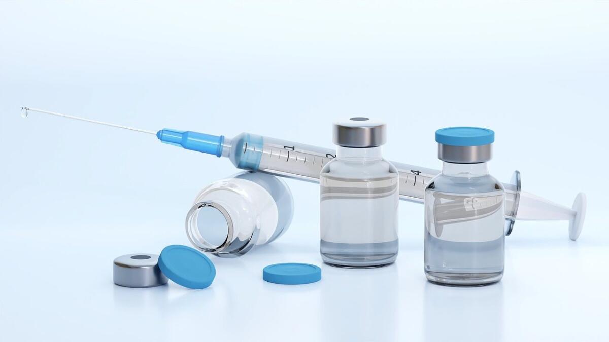 Un vaccino a mRNA ha protetto i topi contro i batteri intestinali mortali - Siringa e fiale (Pixabay foto) - www.biomedicalcue.it