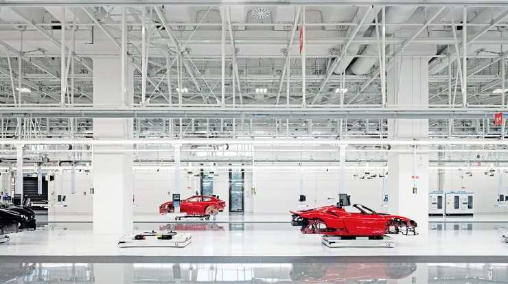 L'interno della nuova linea di produzione di Ferrari (Ferrari.com FOTO) - www.vehiclecue.it