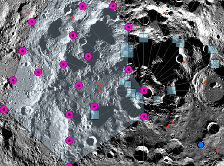 I possibili epicentri del terremoto lunare (punti magenta), le scarpate lobate (linee rosse) e i potenziali punti di atterraggio della NASA (quadrati blu) (NASA foto) - www.aerospacecue.it