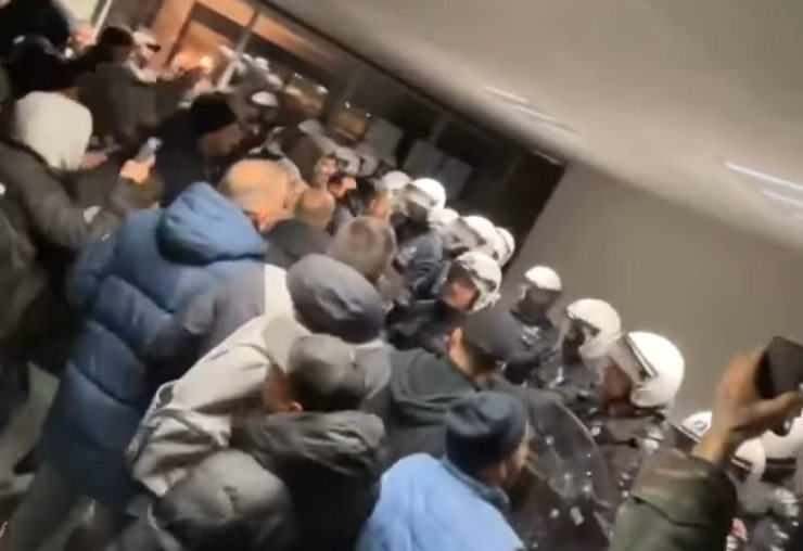 La polizia blocca i manifestanti (screenshot da un video di Gregory Dascotte) - www.vehiclecue.it