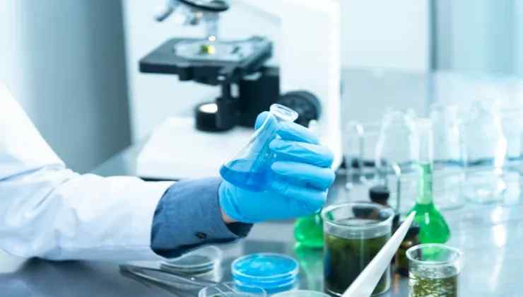 Medico di laboratorio al lavoro (Pexels Foto) - www.biomedicalcue.it