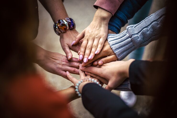 Gruppo di persone al lavoro (Pixabay Foto) - www.biomedicalcue.it