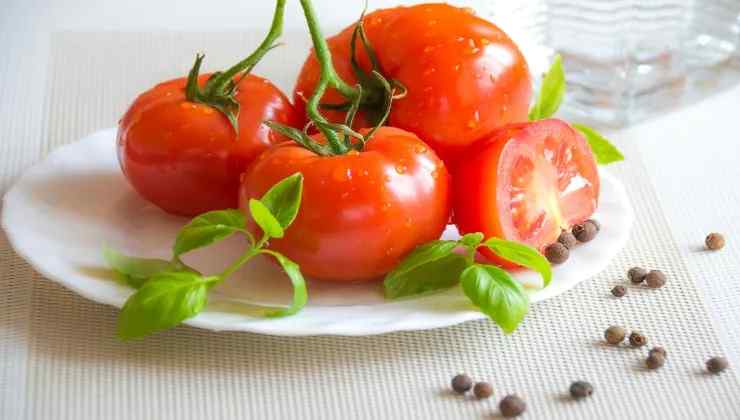 Pomodori su un piatto (Pexels Foto) - www.sciencecue.it