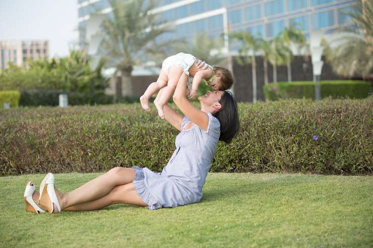 Madre con suo figlio (Pixabay FOTO) - www.financecue.it