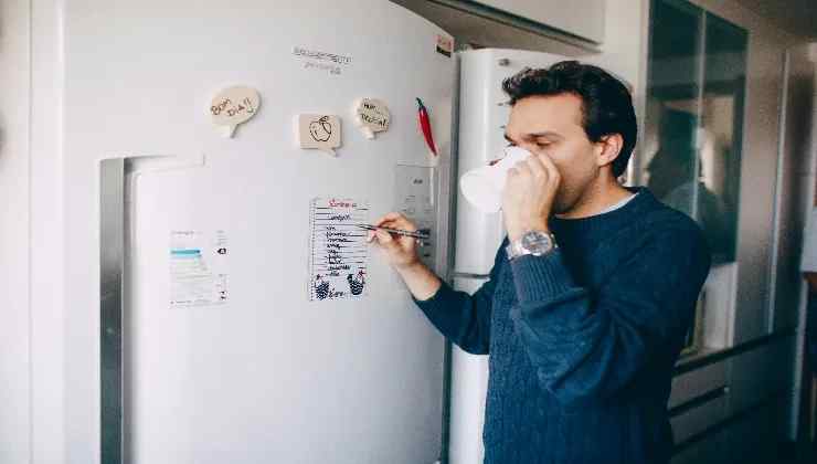 Uomo davanti al frigo (Pexels Foto) - www.biomedicalcue.it