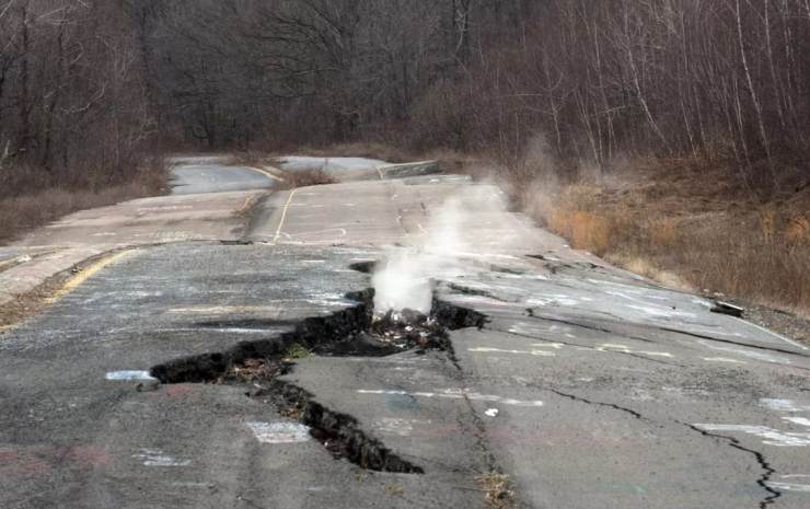 Il fumo esce dalle strade di Centralia (The Mirror foto)
