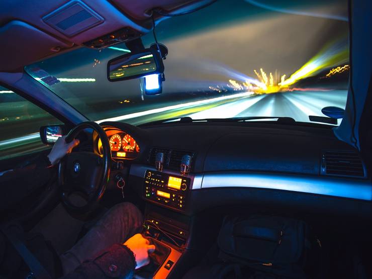 Guida in movimento (Pixabay FOTO)- www.vehiclecue.it