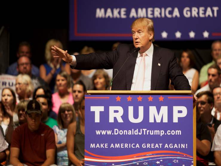 Trump durante un comizio (Depositphotos FOTO) - www.managementcue.it