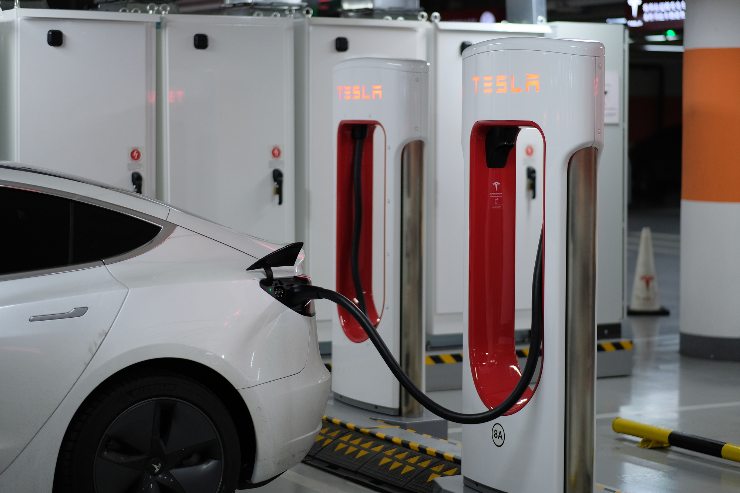 Auto elettrica TESLA (Depositphotos FOTO) - www.vehiclecue.it