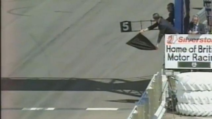 La bandiera nera sventolata nel GP del 1995 (Motorbox FOTO) - www.vehiclecue.it