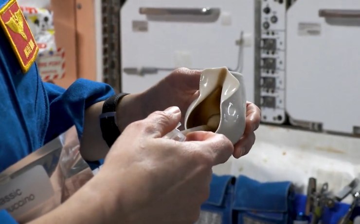 La tazzina spaziale riempita di cappuccino (ISS Research-X foto) - www.aerospacecue.it