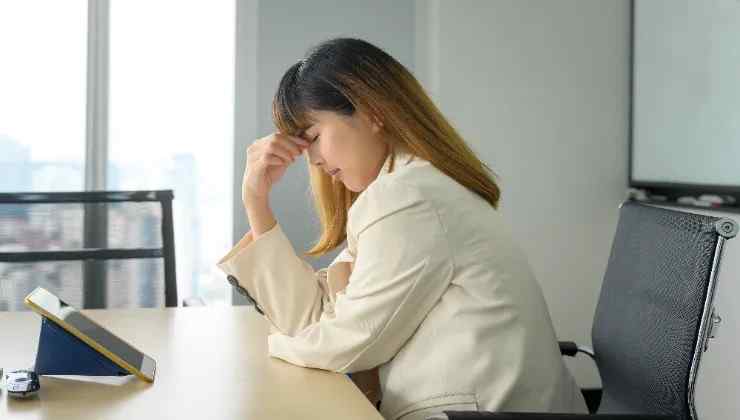 Donna preoccupata per i debiti (Freerangestock Foto) - www.financecue.it