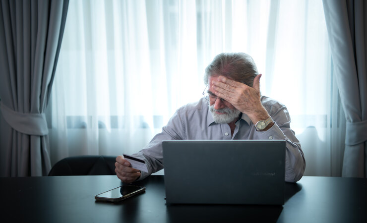 Uomo anziano che valuta le tasse (Freerange Stock Foto) - www.managementcue.it