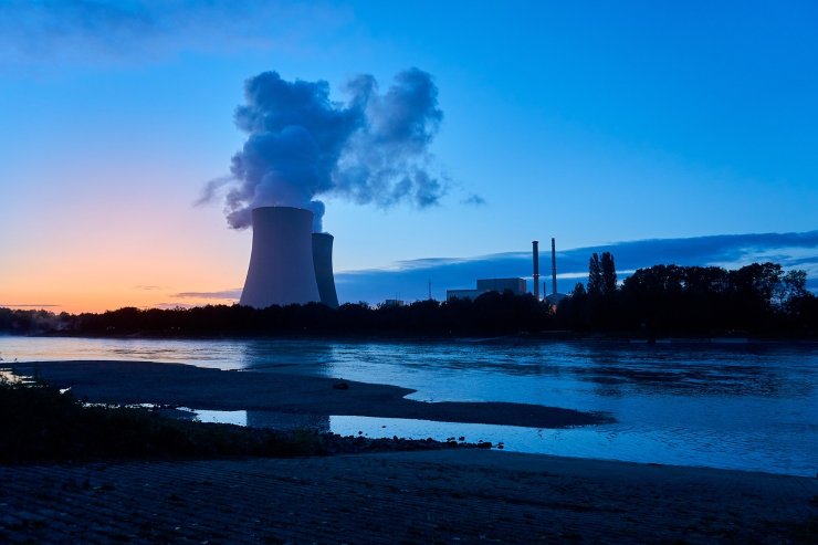 Una centrale nucleare vicino ad un fiume (Pixabay)