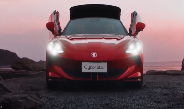 Auto elettrica a Parigi 2024 (screenshot CA Auto Bank/YouTube)