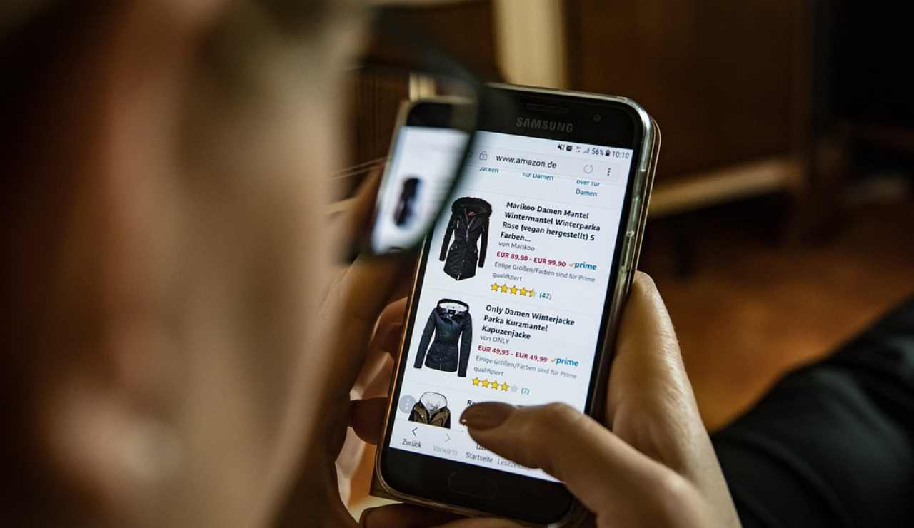 Una persona mentre fa shopping (Pixabay FOTO) - www.systemscue.it