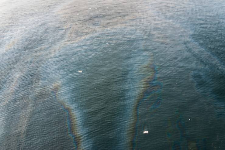 Mare inquinato per via di rifiuti e petrolio (Depositphotos FOTO) - www.marinecue.it